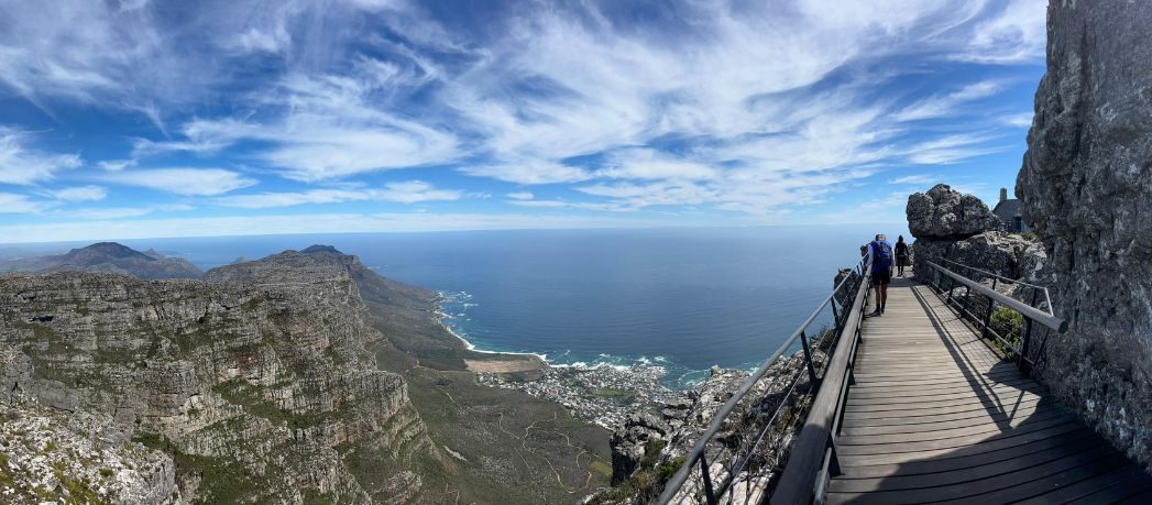 Senderistas en la ruta de Platteklip Gorge hacia Table Mountain con el guía de Hiking Tours Cape Town
