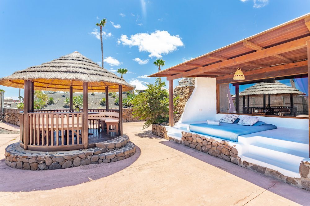 La capanna da pranzo all'ombra e il giardino recintato della Eco Luxury Villa a Finca de Arrieta, Lanzarote, sotto il sole invernale