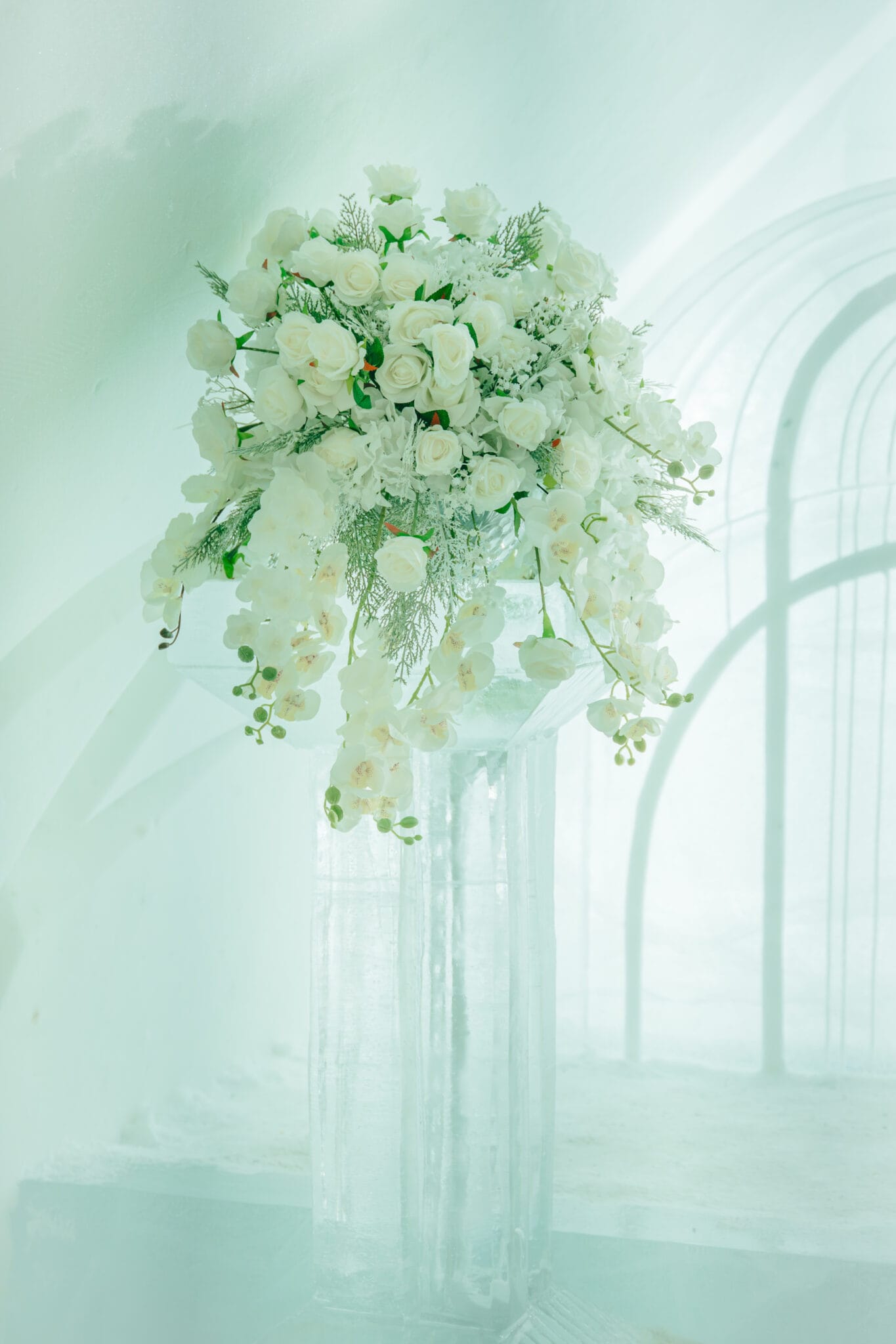Decoración de una boda en la Capilla de Hielo del Arctic SnowHotel, diseñada por nosotros.
