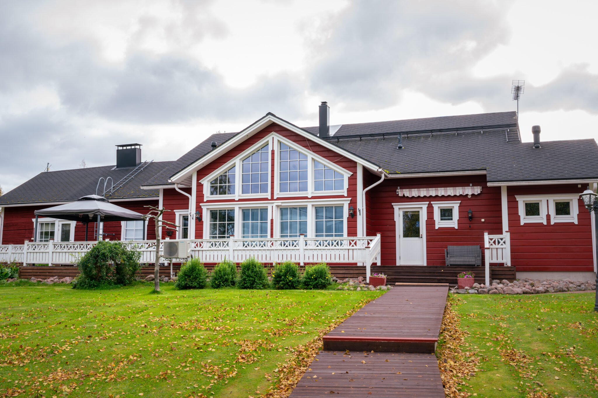 Arcticmint Villa sul lago Norvajärvi vicino a Rovaniemi, allestita da Rovaniemi Weddings per un matrimonio intimo e un soggiorno di nozze