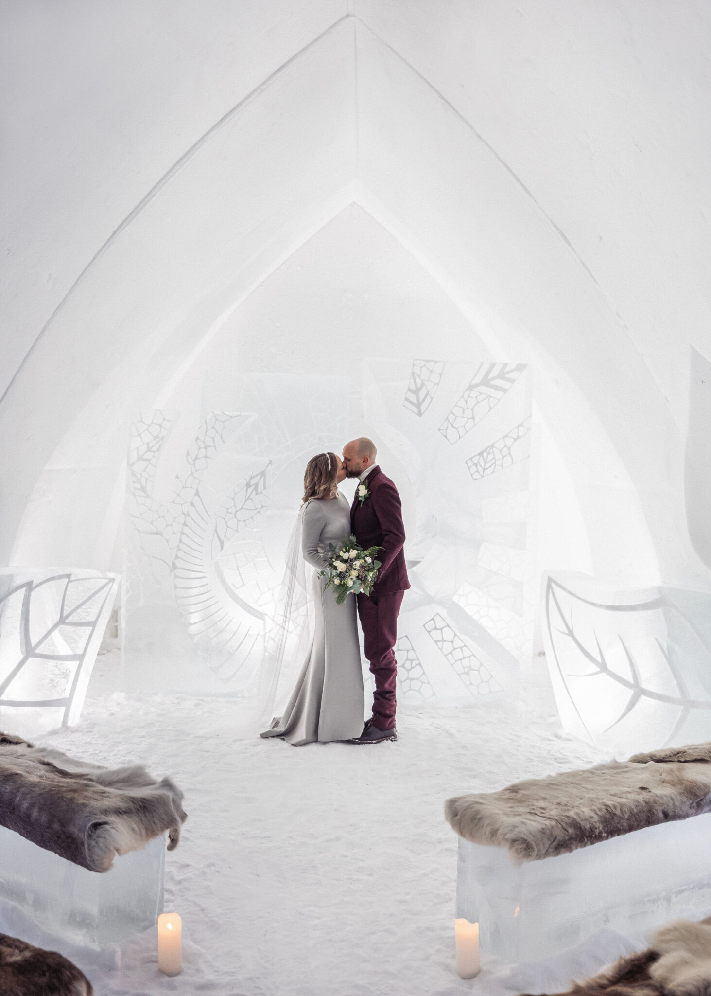 Una boda en la Capilla de Hielo: hielo tallado a mano, luz de velas y una ceremonia breve.