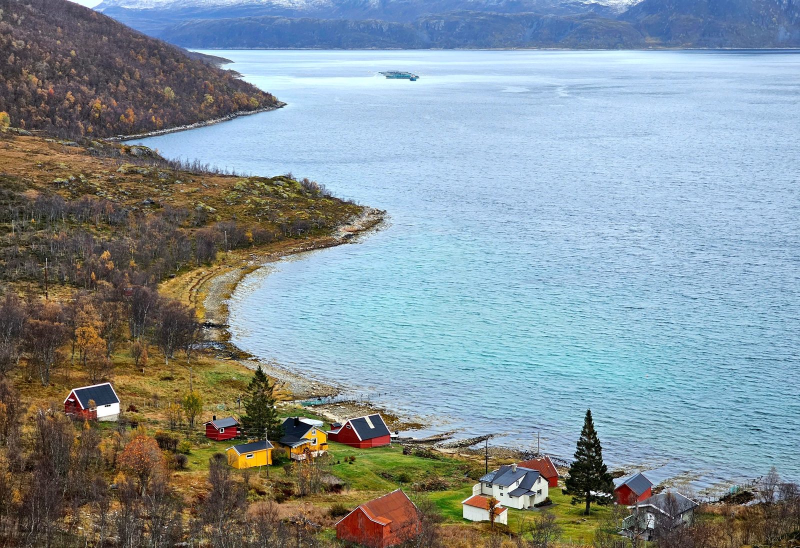 Paesaggio panoramico dei fiordi vicino a Tromsø; foto dell’escursione privata nei fiordi di Legendary Adventure.